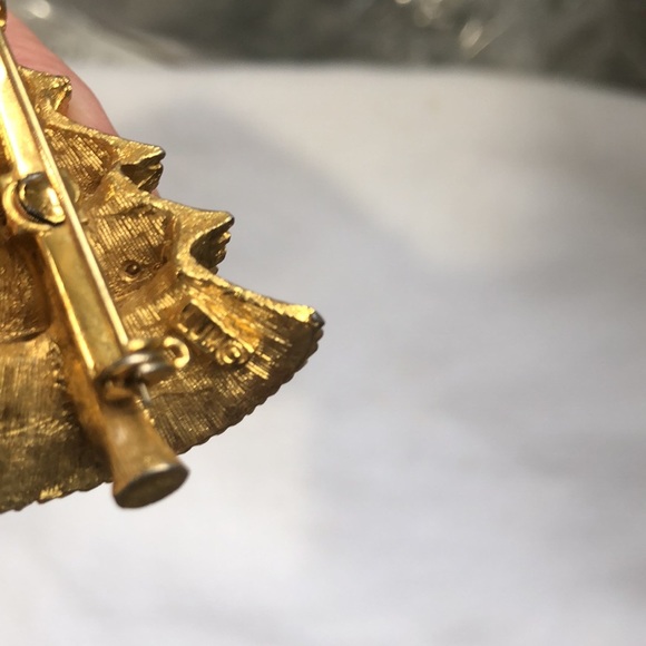 Vintage Christmas tree gold tone brooch pin, with multiple colored stones. - Picture 8 of 9